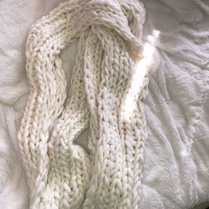 Bulky knit scarf